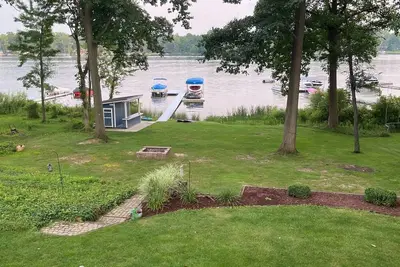 Image de Lakehouse Retreat: 5 Bedrooms, Sleeps 22