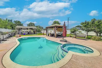 Image de West Covina Gem w/ Pool: 25 Mi to Disneyland!