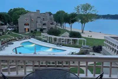 Image de Luxury Condo Overlooking the Lake & Beach