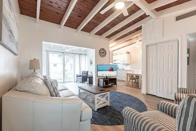Image de 54 Premium - Beachside Bliss - Cozy One-Bedroom Villa in Siesta Key