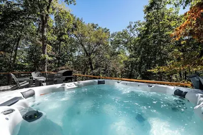 Image de Small Escape w\/ Hottub and couples shower