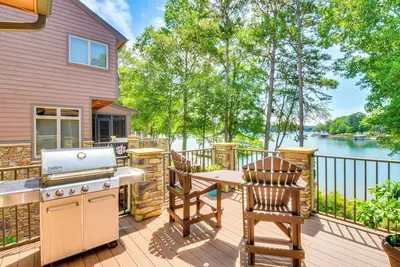 Image de Spacious Lake Keowee Home: Boat Slip & Pool Access