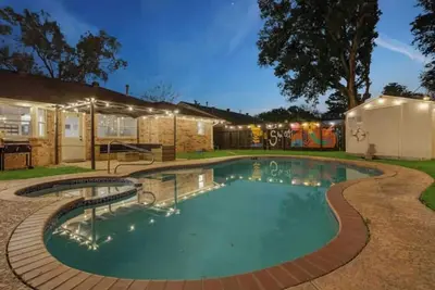 Image de Charming Zenith home-4BRs- amazing pool- mini golf - Houston I-610&Us290\n