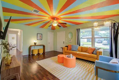 Image de Vibrant 4bd - Backyard Fire Pit - 5mins to Uh