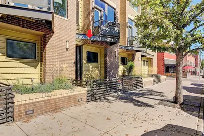 Image de Modern Ballpark 2-bedroom townhome with private roof deck and attached garage