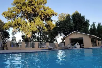 Image de Very Private Guest House for 8 on Private 3. 25 acre Estate behind 2 secure gates