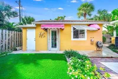 Image de Spacious 4-bedroom pool house in enjoyable Lake Worth Beach