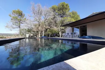 Image de Maison climatisée en Provence verte. \nPiscine & pétanque