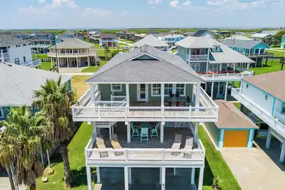 Image de 4-bedroom 3-Bathroom Beach House with full kitchen mezzanine entertainment area