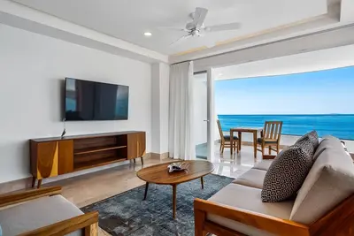 Luxurious upscale condo w/ wraparound oceanfront view & shared pool