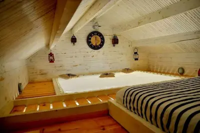 Image de La Bicoque, cabane atypique avec filet suspendu près de Montpellier.