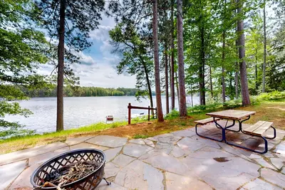 Image de Picturesque Log Home with dock, fire pit, pool table, & Wifi