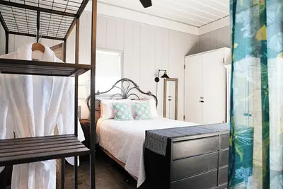 Image de Clean and cozy barn home nestled in the trees with peaceful outdoor spaces!