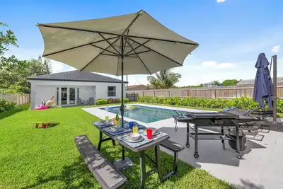 Image de Luxe Comfy Villa ~ 5-Star Oasis ~ Heated Saltwater Pool ~ Newer Build ~ Parking
