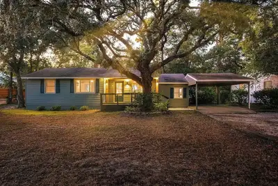 Image de Charming 4-bedroom + movie room cottage, 3 blocks to the beach, 16 min to Destin