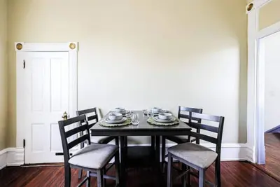 Image de Perfect location! Home on Forsyth!