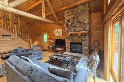 Image de A Wispful Dream- Picturesque log home with Hot Tub nestled in the heart of Deep Creek Lake
