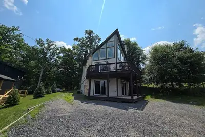 Image de Terps Hideaway- Spacious 5 bedroom home with Hot Tub in convenient location