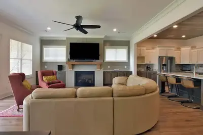 Image de Boots & suits lakehouse getaway\n\n