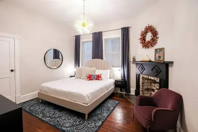 Image de Historic Downtown Condo w/Firepit- Walk to Forsyth