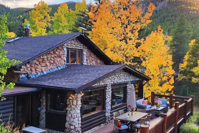 Image de Historic Stone Mountain Lodge with Private Pond