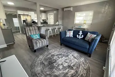 Image de Gone Coastal, Great Home. Beaches, space X, Fit, Restaurants, Marina & More