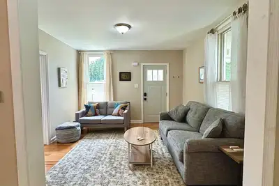 Modern 2br Charmer Heart of BloNo