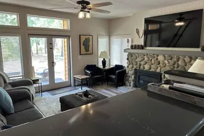 Image de Spa! Clean, Cozy & Modern 1 block from Lakeshore! \n\n