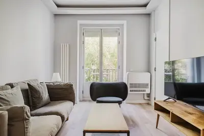 Image de Neat Malasaña 2br w/ Elev, Washer, Balcony & A/C, by Blueground