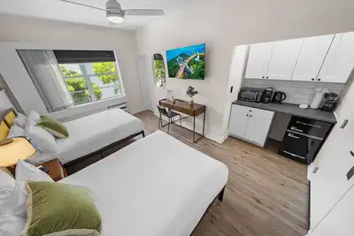 Image de Deluxe Two Queen Beds - Steps from Beach - Included Parking - Free Beach Chairs
