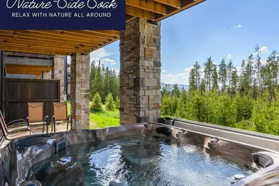 Image de Skyview | Sleeps 16 | Trail Access + Hot Tub Fun