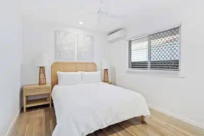 Image de Enjoy uninterrupted ocean views in this absolute beachside apartment.