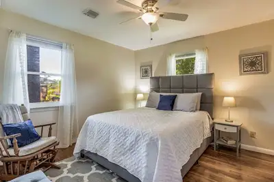 Image de Near Airport, Hospitals, and Shopping