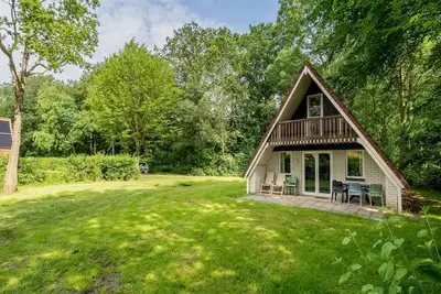 Image de Maison dans un parc avec piscine