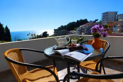 Studio avec vue sur la mer et grande terrasse avec transat