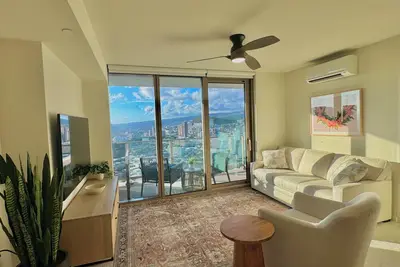 Image de New Luxurious condo in Ala Moana, High Floor overlooking the Ocean and Mountains