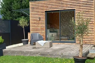Image de Tiny house en bord de rivière - à 10 min de la ville du Mans. Animaux acceptés.
