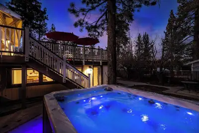 Image de Lake Pointe Retreat By Destination Big Bear:Close to Village and Marina! Hot Tub! Pool Table! Shuffleboard! Air Hockey! Fully Fenced Yard! Pet Friendly!