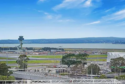 Image de Convenient Airport Getaway: Your Home Away from Home