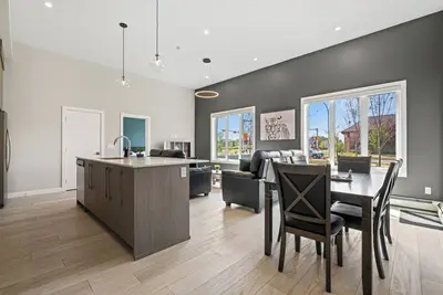 Image de Ground-Level 3br Condo w/ Ug Parking, Lawn Access
