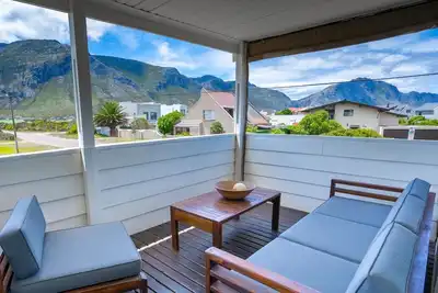 Image de Cozy vacation home with veranda and pool, 250 m from the sea and penguins!