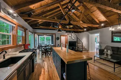 Image de RiverRocks Cabin among the Trees. Private Riverfront Rustic/ HotTub