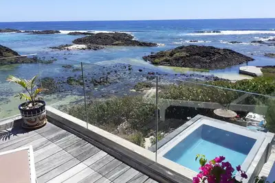Image de Grande villa moderne avec vue panoramique sur l'océan et le lagon