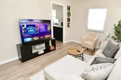 Image de 5 min walk to Notre Dame! Modern home (517)