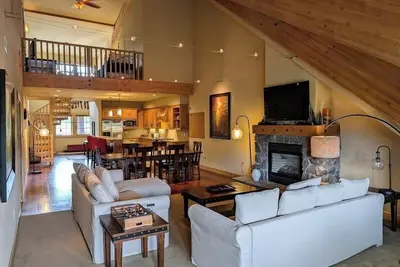 Image de Grand Lodge 25 at the Official Collins Lake Resort