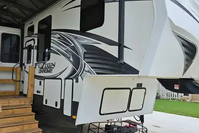 Image de Comfortable Rv 5th Wheel located in Sargent, Tx in the coastal town of Sargent.