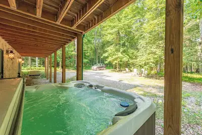 Image de A Cozy Hot Tub Hideaway w/ Fire Pit & Games