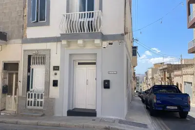 Image de Charming 1-bedroom + Sofa Bed Maisonette with Private Entrance, Ac, in Paola.