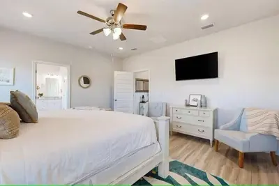 Image de Spacious brand new 4-bedroom house with kid's suite in charming neighborhood.