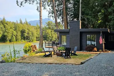 Image de Skagit Riverhouse Retreat- Dogs welcome, Hot Tub